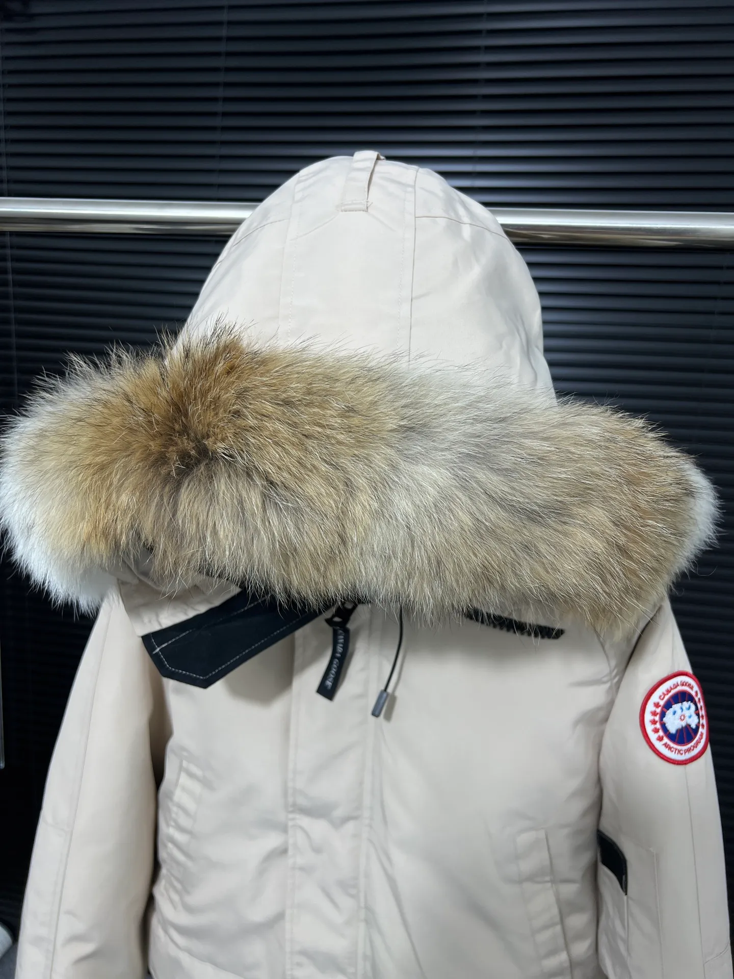 P720 🆕Top version! Comes with a tote bag! Chip version💰𝑪𝒂𝒏𝒂𝒅𝒂 𝑮𝒐𝒐𝒔𝒆/Canada Goose Chilliwack Goose 01 bomber jacket down! The top original replica version refers to the highest version in China currently (there is no one) ⚠️Note: There is no foundry in China! ! ! Saying it is original order, ZP goods, pure original goods, etc. is just a gimmick by some peers. Do not be deceived!  ⚠️Note: The latest version of this year’s authentic product has a strap (the latest version can be bought at the newly opened Galeries Lafayette Canada Goose counter in Beijing) ⚠️Note: (The authentic product does not have blue wash marks this year) Version comparison introduction 1⃣️Top replica: Made of 18-count polyester-cotton blended fabric imported from South Korea (authentic synchronized fabric), national standard 90 white duck down, western Canadian coyote hair 2⃣️Mid-range version: Made of domestically produced 21-count polyester-cotton fabric, 50% standard white duck down, Eastern Canada coyote hair, top original goose analysis Analysis 1 (wolf hair): All customers are guaranteed to receive a fur collar that is grayer than the original color. Each wolf hair is 55cm long and 14cm wide, all made from wild first-grade gray wolf skins in western Canada! Analysis 2 (Trademark): We use dyed embroidery thread to truly achieve 100% reproduction of the trademark, ensuring that the embroidery thread is exactly the same as ZP, with zero color difference and 100% reproduction of the map letters! (We can guarantee that no one in our industry is more attentive and professional than us!) Analysis 3 (fabric): As we all know, the Canada Goose ZP fabric in previous years was a 21-count polyester-cotton washed, calendered and brushed fabric that was relatively hard. Last year and this year, dozens of authentic products purchased were all made of 18-count pure cotton fabrics, and we finally decided to use 18-count polyester cotton! (ZP synchronized fabric) Analysis 4 (Accessories): Domestic exclusive version of Velcro, one to one Y-shaped double hook original Velcro, YKK zipper, exclusive original workmanship of washed threaded down jacket!  Authentic products are not 100% perfect and flawless. Authentic products also have velvet hair loss, and most of the authentic wolf fur is mainly eastern yellow wolf fur. (Because our wolf skins are all auctioned at the same auction house as authentic products) There is an auction list to prove it.  At the same time, I will teach you a trick: buy an authentic product from Tmall, buy a piece of clothing from a merchant you trust at the same time, and come back to compare the details. ⚠️ Remember you get what you pay for! Don't be greedy for small gains, or you will suffer big losses! Color: Black Navy Beige Graphite Gray Royal Blue Size: XS S M L 54 120 84 79 140-160 XL 56 124 86 81 160-180 XXL 58 128 88 83 180-200